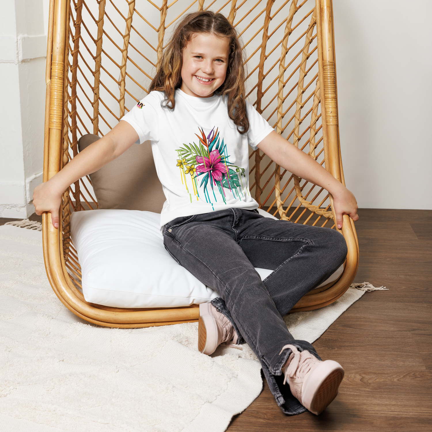 Camiseta juvenil cuello redondo flor rosa