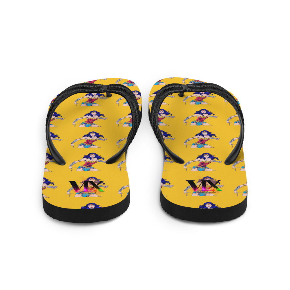 Chanclas Mujer Maravilla sobre fondo amarillo