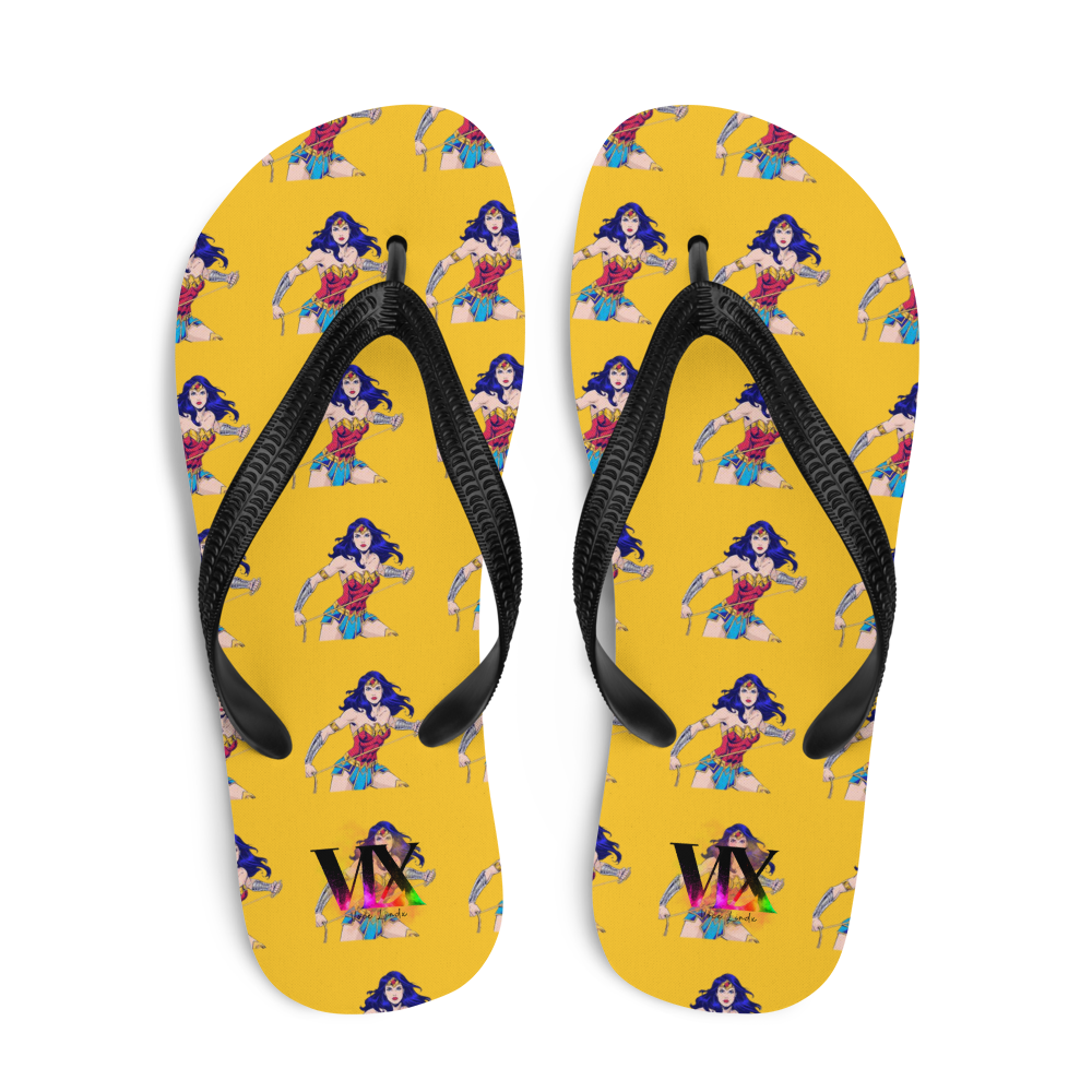 Chanclas Mujer Maravilla sobre fondo amarillo